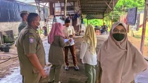 Satpol-PP-WH-Aceh-saat-merazia-seorang-ASN-yang-nongkrong-131025.jpg