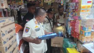 Satpol-PP-dan-petugas-Bea-Cukai-Langsa-saat-menyita-rokok-ilegal-do-toko-kelontong-Idi-Rayeuk.jpg