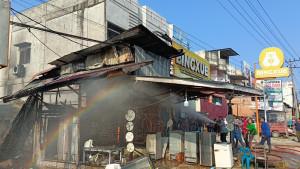 Satu-unit-ruko-berkonstruksi-kayu-hangus-terbakar-di-Gampong-Jawa.jpg