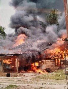 Sebuah-rumah-di-Desa-Lawe-Serakut-Kecamatan-Leuser-Kabupaten-Aceh-Tenggaran-terbakar.jpg
