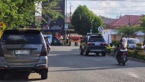 Sejumlah-mobil-berpelat-BK-saat-melintas-di-Jalan-Protokol-Langsa.jpg