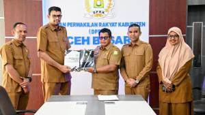 Sekda-Aceh-Besar-Bahrul-Jamil-SSos-MSi-menyerahkan-KUA-dan-Rancangan-PPAS.jpg