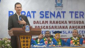 Sekda-hadiri-wisuda-UIA.jpg