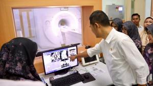 Sekretaris-Daerah-Aceh-melihat-pengoperasian-MRI-15-Tesla-RSUDZA.jpg