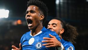 Selebrasi-pemain-Chelsea-Estevao-Willian-usai-mencetak-gol-ke-gawang-Liverpool.jpg
