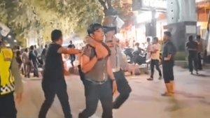 Seorang-mahasiswa-digiring-polisi-di-depan-JCO-Jalan-Daud-Beureueh.jpg