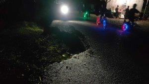 Seorang-warga-terjatuh-ke-lubang-jalan-di-Aceh-Utara_2023.jpg