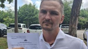 Sergeii-Domogastkii-40-WNA-asal-Rusia-saat-menunjukan-surat-laporan-polisi.jpg