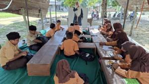 Siswa-SDN-2-Seumanah-Jaya-Belajar-di-Parkiran_aceh-timur_2025.jpg