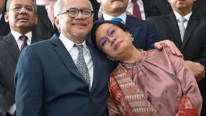 Sri-Mulyani-berpamitan-dari-Kemenkeu-dengan-pelukan-hangat-suaminya-Tonny-Sumartono.jpg