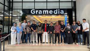 Store-Manager-Gramedia-Banda-Aceh-Anjas-Rizki-foto-bersama-para-pimpinan.jpg