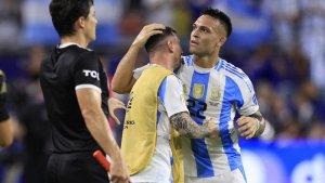 Striker-Tim-nasional-Argentina-Lautaro-Martinez-memeluk-Lionel-Messi.jpg