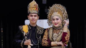 Sugeng-Warisno-dan-Dina-Mutiara-wakili-Aceh.jpg