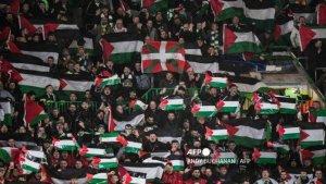 Suporter-mengibarkan-bendera-Palestina-dan-menyanyikan-lagu-Youll-never-walk-alone.jpg