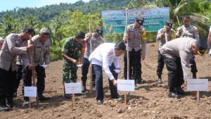 Suradji-Junus-melakukan-penanaman-bibit-jagung-secara-simbolis.jpg