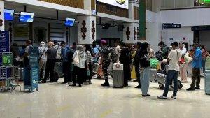 Susana-calon-penumpang-yang-hendak-berangkat-dari-bandara-SIM-Aceh-Besar.jpg