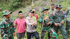 TANAM-POHON-PINUS-Kapolres-Aceh-Tengah-AKBP-M-Taufiq.jpg
