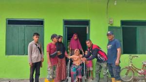 TNI-saat-serah-terima-rumah-layak-huni-bagi-Jamisah-78-di-Desa-Pucuk-Lembang.jpg