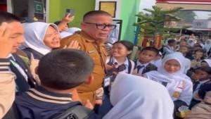 Tangis-haru-Kepala-Sekolah-SMP-Negeri-1-kota-Prabumulih-Roni-Ardiansyah-viral-di-media-sosial.jpg