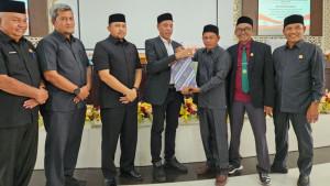 Tarmizi-Panyang-menyerahkan-dokumen-Rancangan-Perubahan-APBK-2025.jpg