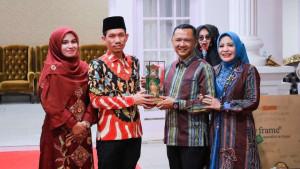 Tarmizi-SP-MM-menyerahkan-cendera-mata-kepada-Dandim-lama-Letkol-Inf-Hendra-Mirza.jpg