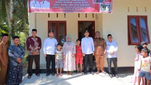Tarmizi-SP-menyerahkan-rumah-bantuan-layak-huni-di-Bubon.jpg
