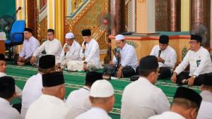 Tarmizi-SP-saat-memulai-kegiatan-majelis-taklim-di-Masjid-Agung.jpg