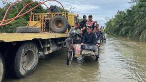 Tarmizi-naik-becak-ojek-di-Ateung-Teupat.jpg