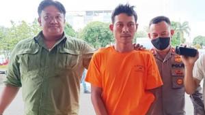 Tersangka-Iwan-yang-merupakan-buruh-gudang-Bulog-Lampung-saat-digiring-polisi.jpg
