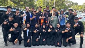 Teuku-Riefky-Harsya-foto-bersama-Marching-Band-Gita-Handayani-Dinas-Pendidikan-Aceh.jpg