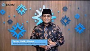 Teuku-Riefky-Harsya-memberikan-penghargaan-khusus-ke-Misbahul-Ulum.jpg