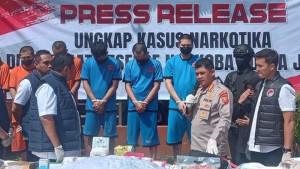 Tiga-tersangka-dalam-jaringan-narkoba-aceh-Jabar.jpg