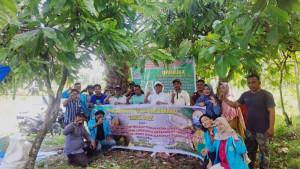 Tim-Dosen-PkM-Unsam-dan-mahasiswa_pupuk-kakao.jpg