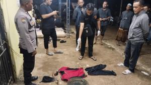 Tim-INAFIS-saat-melakukan-indentigikasi-awal-terhadap-jenazah.jpg