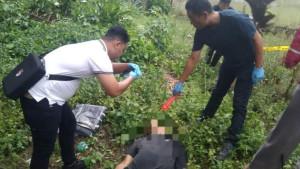 Tim-Inafis-Polres-Pematangsiantar-mengevakuasi-jenazah-pensiunan-Polri.jpg