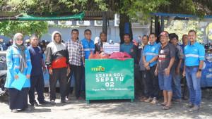 Tim-PT-Mifa-Bersaudara-berfoto-bersama-pelaku-usaha-sol-sepatu.jpg