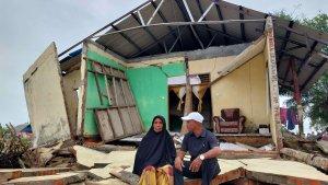 Tim-Pemenangan-SAH-Yahya-Ys-saat-menyerahkan-bantuan-ke-Salmiah.jpg