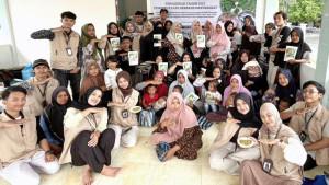 Tim-Pengabdian-FKH-USK-dan-kader-posyandu-Dusun-Lambateung-tunjukkan-mi-sehat.jpg