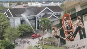 Tim-Penyelamat-Evakuasi-Korban-Gempa-dan-Kebakaran-Dalam-Simulasi-di-Gedung-Rektorat-USK.jpg