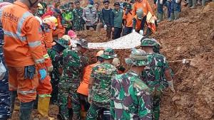 Tim-SAR-gabungan-mengevakuasi-korban-longsor-di-Desa-Cibeunying-Kabupaten-Cilacap-Jawa-Tengah.jpg