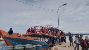Tim-ekspedisi-sungai-Singkil-naik-kapal-tradisional-dari-dermaga-danau-Anak-Laut.jpg