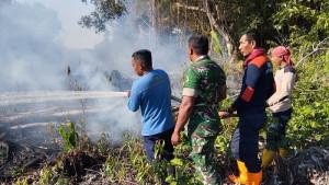 Tim-gabungan-BPBD-Aceh-Barat-saat-melakukan-penyiraman-untuk-pemadaman-api.jpg
