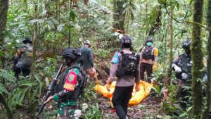 Tim-gabungan-dari-Satgas-Damai-Cartenz-mengevakuasi-korban-kekejaman-OPM-dan-KKB.jpg