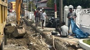 Tim-teknis-Telkom-saat-sedang-memperbaiki-jaringan-bawah-tanah-di-depan-Kantor-BPKD-Aceh-Selatan.jpg