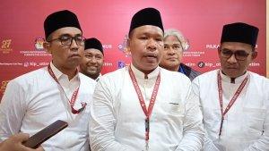 Tole-Apong-Resmi-Mendaftar-ke-KIP-Aceh-Timur-Kenakan-Baju-Koko-Putih.jpg