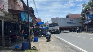 Truk-kontainer-besar-melintasi-tikungan-tajam-di-Bakongan.jpg