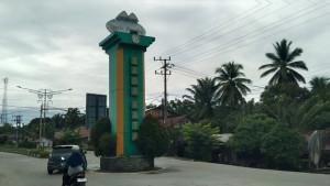 Tugu-persimpangan-dari-Kota-Subulussalam-menuju-Aceh-Singkil.jpg