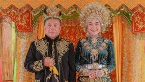Viral-Irwandi-Yusuf-dan-Steffy-Burase-Pakai-Pakaian-Pengantin-Sedang-Resepsi-Nikah.jpg