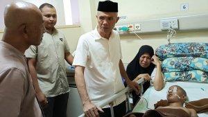 Wabup-Abdya-Zaman-Akli-Jenguk-Bocah-Penderita-Tumor-Ganas.jpg