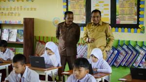 Wabup-Nagan-Raya-Raja-Sayang-didampingi-Kadisdik-Zulkifli-meninjau-SD.jpg